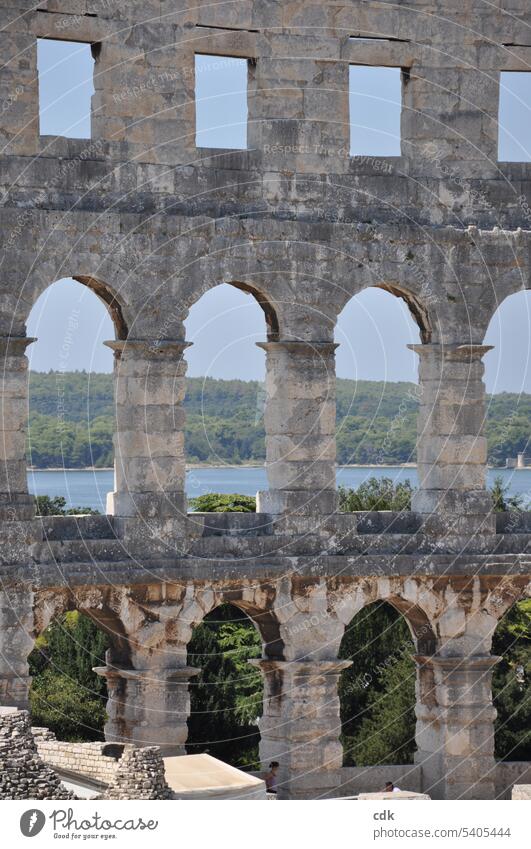 Fenster mit Aussicht | Ruine eines alten Amphitheaters. Gebäude Architektur Wand Mauer Menschenleer Fassade Vergänglichkeit Außenaufnahme kaputt Zerstörung