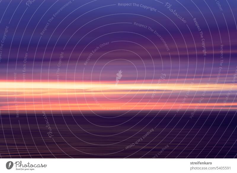 Sonnenuntergang über dem Meer Abendhimmel Wolken Lila Wolken Abenddämmerung Himmel ICM Unscharf verwischt Dämmerung orange Natur Farbfoto Landschaft Wasser