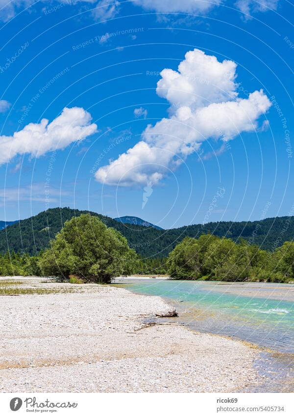 Landschaft am Fluss Isar bei Krün in Bayern Alpen Gebirge Karwendel Berg Natur Landkreis Garmisch-Partenkirchen Wasser Ufer Sommer Baum Wald Steine Wolken