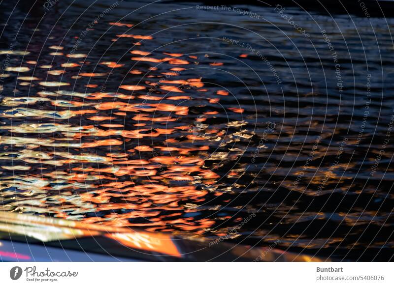 Großstadtlichter im Wasser Lichter Spiegelung Reflexion & Spiegelung Spiegelung im Wasser Wasseroberfläche ruhig Farbfoto Ruhe Idylle Wasserspiegelung See