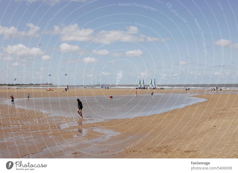 Sandstrand zwischen Holland und Belgien mit Wasser und Meer im Hintergrund holländisch belgien Cadzand Nordsee Landschaft Teich Überschwemmung Urlauber