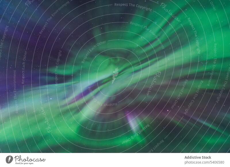 Polarlichter in Island Nordlicht polar Himmel Natur Erscheinung nördlich Aurora Licht malerisch wild grün Atmosphäre wolkig hell Waldgebiet glänzend glühen