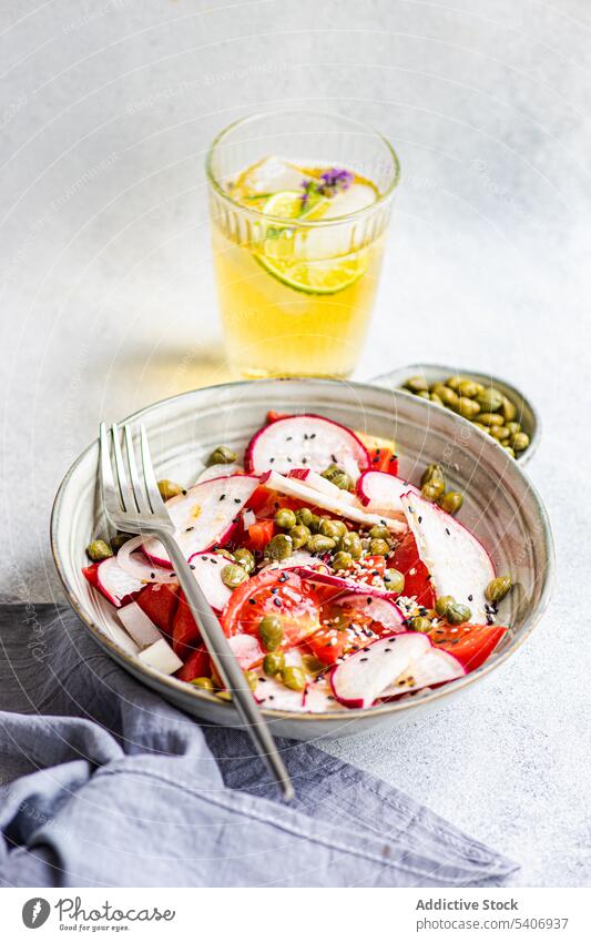 Gemüsesalat mit Bio-Tomaten mit Kapern und Limonade Schalen & Schüsseln konserviert Kapriolen Kapparis Küche Abendessen Lebensmittel frisch Glas grün Gesundheit