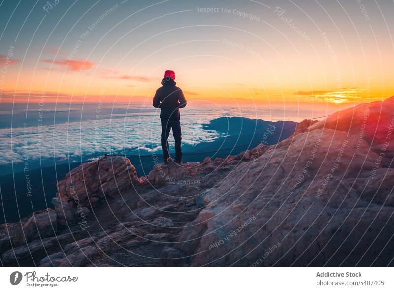 Unbekannter Reisender steht auf einer Anhöhe und bewundert Sonnenuntergang und Meer Person bewundern Klippe MEER Meereslandschaft felsig wellig Küste Natur