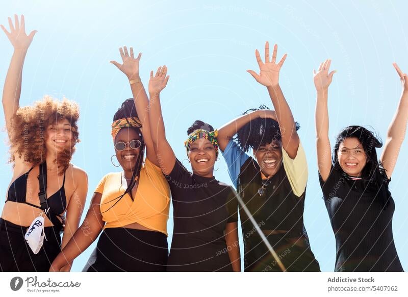 Inhalt diverse Frauen vor blauem Himmel Freude Freundschaft Zusammensein bester Freund Einheit Blauer Himmel Sommer Menschengruppe multiethnisch