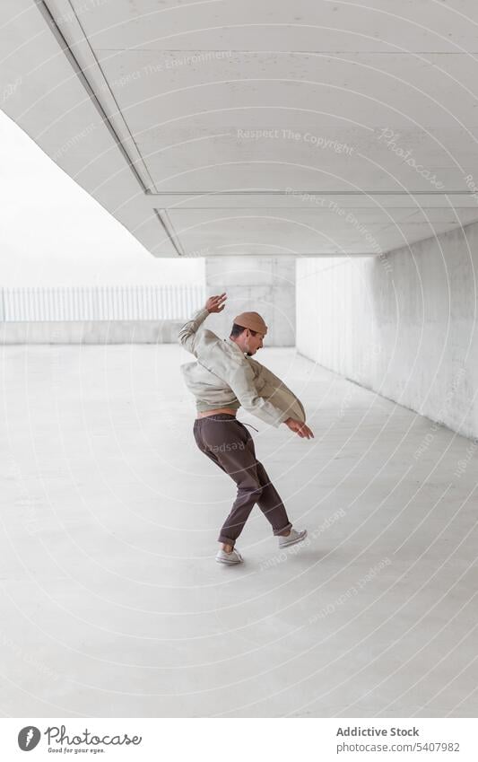 Männlicher Breakdance im städtischen Raum Tanzen Mann Tänzer urban Großstadt Straße sich[Akk] bewegen Freestyle Hip-Hop männlich ausführen Aktion Durchgang Stil