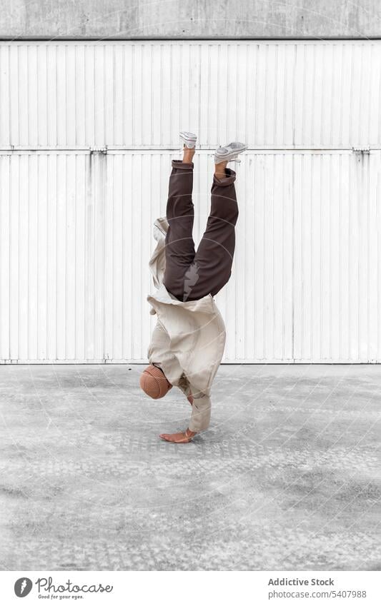 Männlicher Breakdancer auf der Straße Mann Hip-Hop Tanzen Handhopfen Tänzer urban Freestyle ausführen Gleichgewicht männlich Großstadt sich[Akk] bewegen