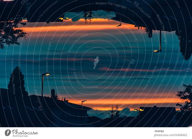 Feierabend optische täuschung Straßenlaterne Sonnenuntergang Silhouette Dämmerung Abend abstrakt Außenaufnahme Abenddämmerung Doppelbelichtung Symmetrie