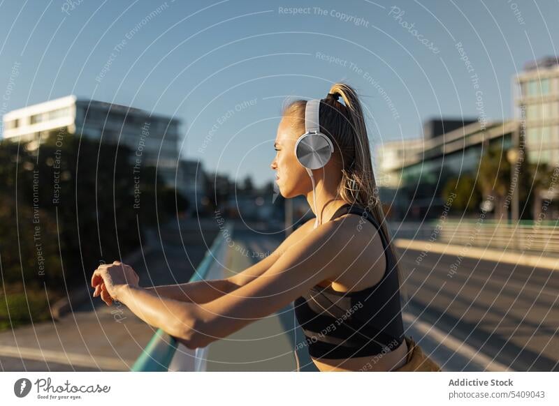 Junge Frau dehnt sich nach dem Training im Freien bei Sonnenuntergang jung Jogger Athlet Läufer rennen Sport Gesundheit passen Fitness sportlich Übung Lifestyle