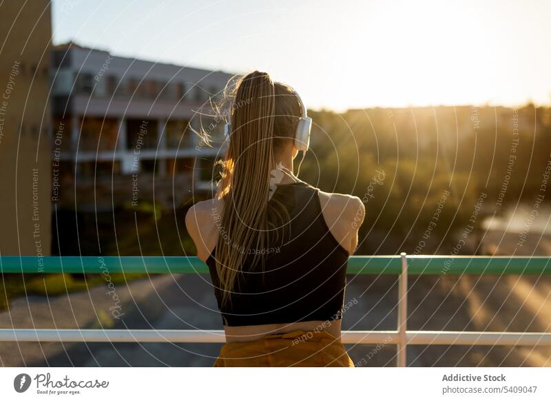 Junge Frau dehnt sich nach dem Training im Freien bei Sonnenuntergang jung Jogger Athlet Läufer Sport Gesundheit passen Fitness sportlich Übung Lifestyle Person