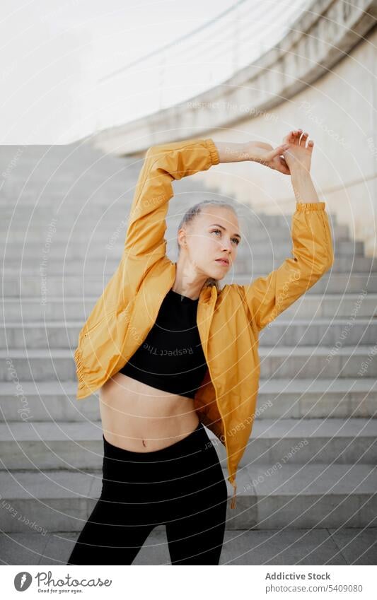 Junger athletischer Weißer beim Stretching im Freien jung Frau Jogger Athlet Läufer Treppe strecken Sport Gesundheit passen Fitness sportlich Training Übung