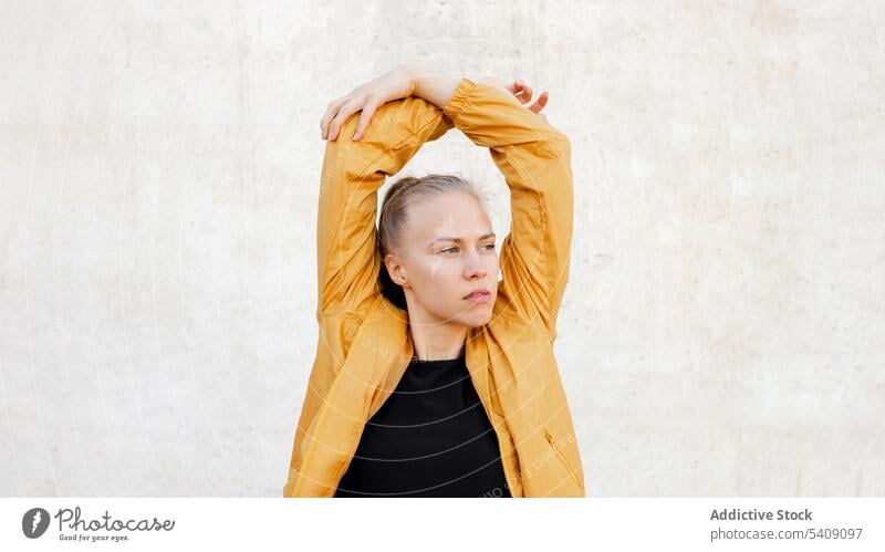 Junger athletischer Weißer beim Stretching im Freien jung Frau Jogger Athlet Läufer strecken Sport Gesundheit passen Fitness sportlich Training Übung Lifestyle