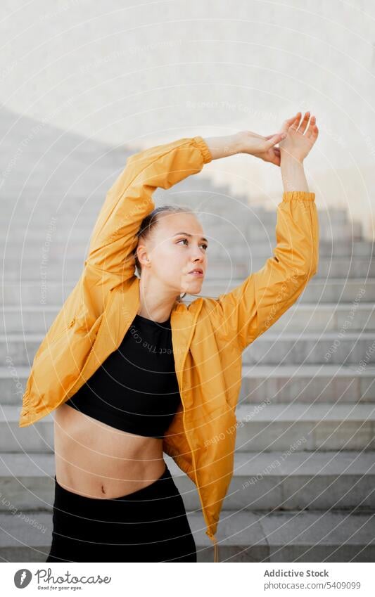 Junger athletischer Weißer beim Stretching im Freien jung Frau Jogger Athlet Läufer Treppe strecken Sport Gesundheit passen Fitness sportlich Training Übung