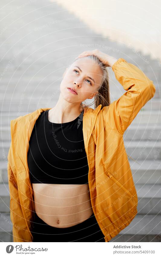 Junger athletischer Weißer beim Stretching im Freien jung Frau Jogger Athlet Läufer Treppe strecken Sport Gesundheit passen Fitness sportlich Training Übung