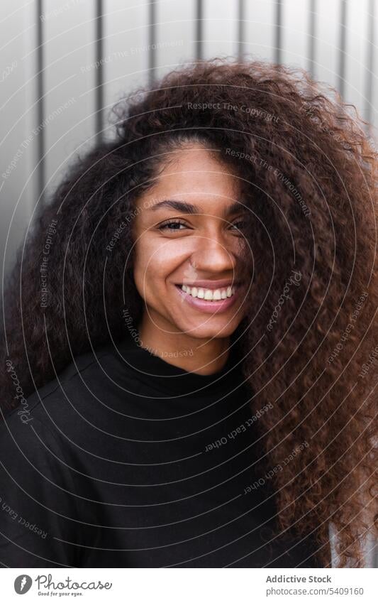 Sorglose schwarze Frau in stilvoller Kleidung in der Stadt heiter Straße Stil Outfit Freude Großstadt Bekleidung krause Haare ethnisch Afroamerikaner Afro-Look