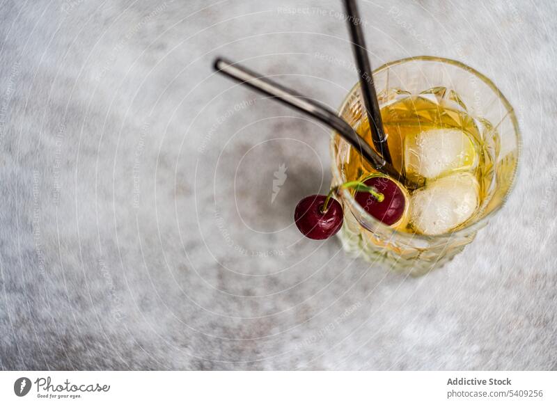 Glas Limonade garniert mit Kirsche Cocktail trinken Alkohol Getränk Erfrischung liquide natürlich feiern lecker dienen Eis kalt geschmackvoll Geschmack Stroh