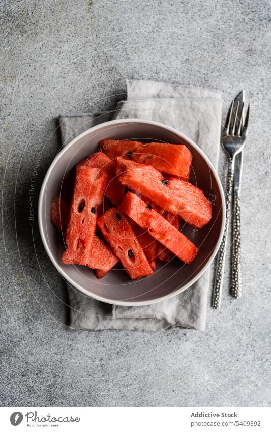 Wassermelone in einer Schale frisch serviert Frucht Teller Schalen & Schüsseln Dessert Sommer Garnierung Tischwäsche Spielfigur Lebensmittel Diät Gesundheit