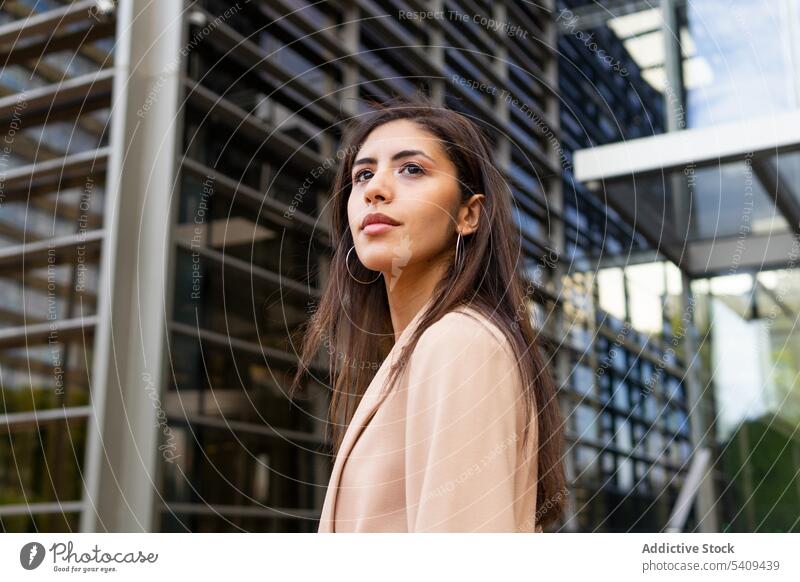 Elegante Frau im Blazer in der Nähe eines Gebäudes Geschäftsfrau Unternehmer formal besinnlich nachdenklich nahöstlich urban Business Manager Stil ernst