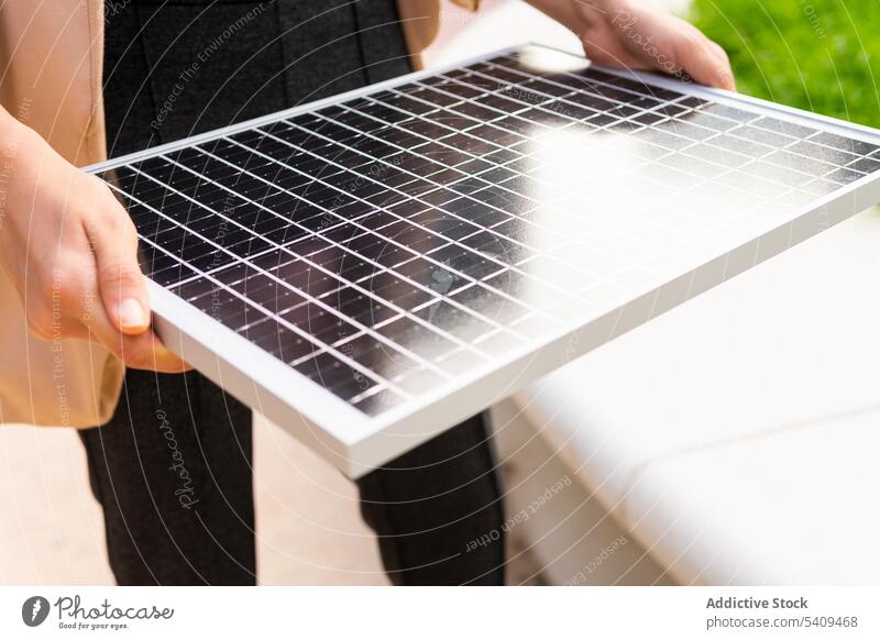 Bäuerin mit tragbarem Solarpanel Frau solar Batterie Panel Energie Drahtlos Kraft Öko Ökologie Straße Reflexion & Spiegelung reflektieren Sonnenlicht benutzend