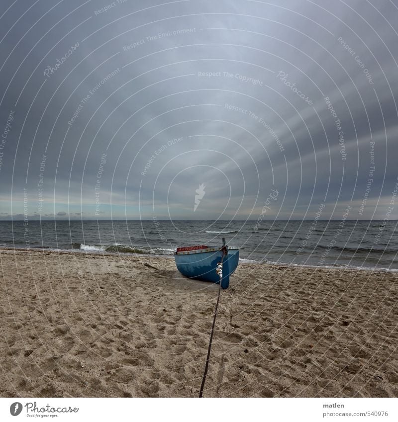 lange Leitung Landschaft Sand Wasser Himmel Wolken Gewitterwolken Horizont Herbst Klima schlechtes Wetter Wellen Küste Strand Meer Menschenleer Fischerboot blau