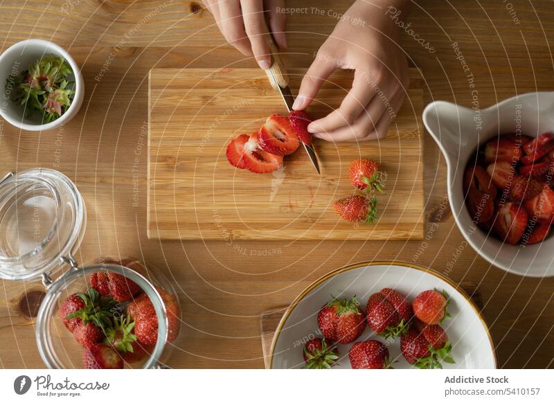 Anonyme Person schnitt Erdbeere in Brett über Holztisch Erdbeeren Schalen & Schüsseln Messer Tisch frisch reif Vitamin lecker Frucht Marmelade natürlich