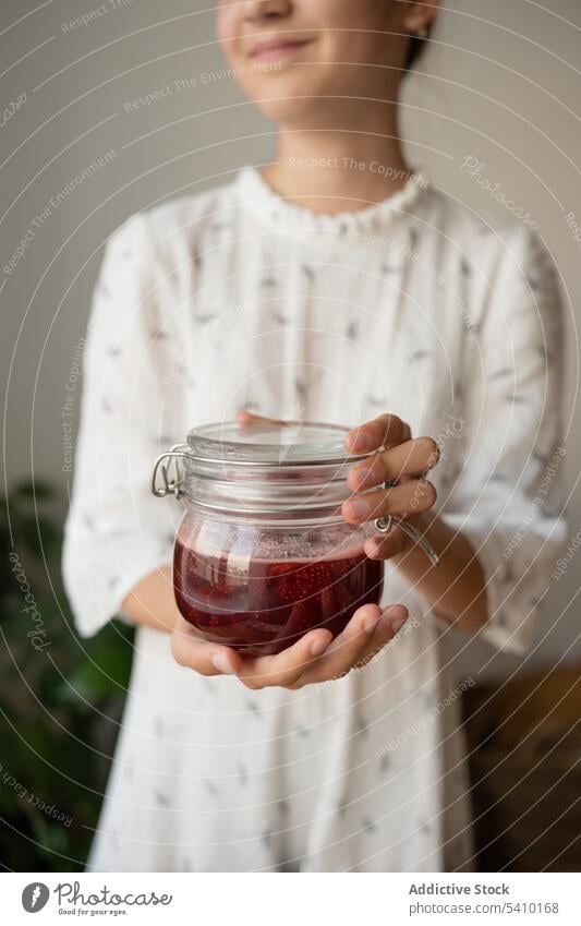 Crop-Frau mit Glas Erdbeermarmelade Erdbeeren positiv Lächeln Lebensmittel Marmelade Getränk lecker lässig geschmackvoll Beeren frisch süß Raum Stoff Glück Dame