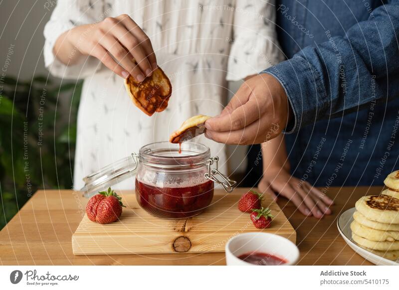 Menschen in der Ernte essen leckere Pfannkuchen mit Erdbeermarmelade Erdbeeren appetitlich Teller Dessert Lebensmittel süß Marmelade Stapel Frühstück Beeren