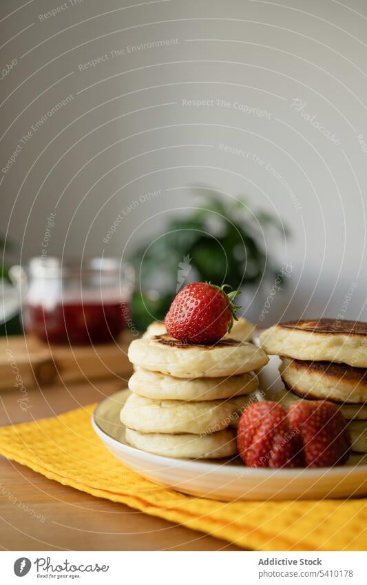 Leckere Pfannkuchen mit Erdbeeren auf dem Teller Marmelade lecker Dessert Lebensmittel süß Stapel Frühstück Beeren köstlich schmackhaft rot appetitlich hell