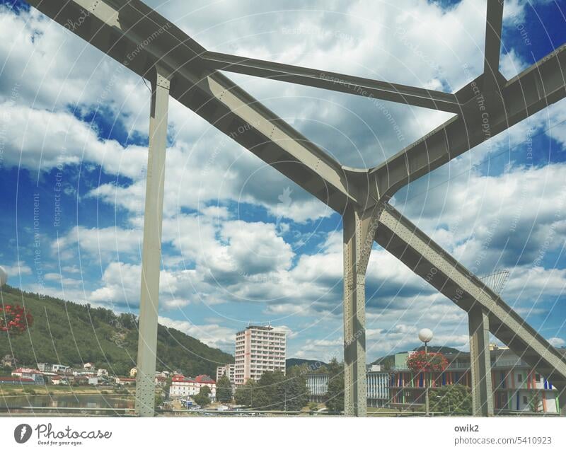 Tyrš-Brücke Decin Tschechien Elbbrücke Bauwerk Bogenbrücke Detailaufnahme Farbfoto Außenaufnahme Moderne Architektur modern blau Metall geschwungen