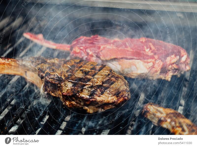 Argentinisches Fleisch in Premiumqualität für den Import vom Grill Hintergrund Barbecue grillen Rindfleisch Beefsteak Metzger Holzkohle Nahaufnahme Koch