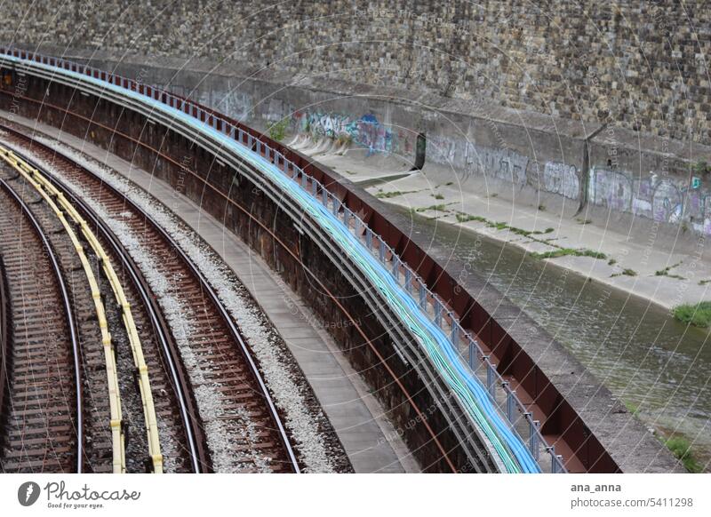 Direction Somewhere Kurve Kabel Schienen UBahn Wasser Fluss Mauer Kanal Streckennetz Streckenführung Fortschritt Bewegung Geschwindigkeit Dynamik blau grün