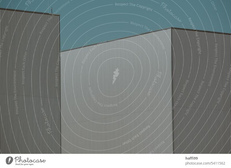 zwei große Lagerhallen Lagerplatz Industrieanlage Industriefotografie Fabrikhalle Fassade Gebäude Architektur Warenlager Minimalismus Lagerhaus minimalistisch