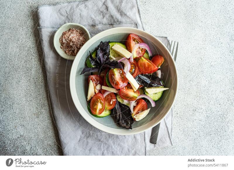 Gesunder Gemüsesalat in der Schüssel Hintergrund Basilikum Schalen & Schüsseln Käse Beton Salatgurke essen Essen Lebensmittel Gesundheit Blätter Mittagessen