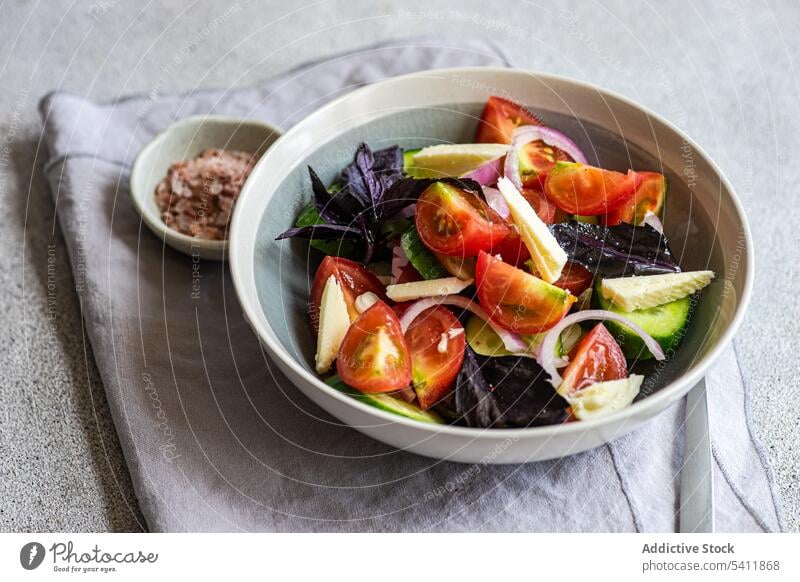 Gesunder Gemüsesalat in der Schüssel Hintergrund Basilikum Schalen & Schüsseln Käse Beton Salatgurke essen Essen Lebensmittel Gesundheit Blätter Mittagessen