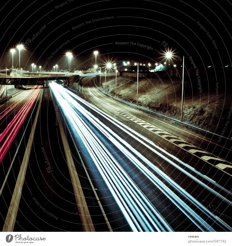 speed Verkehr Verkehrsmittel Verkehrswege Personenverkehr Autofahren Straße Autobahn Fahrzeug PKW Geschwindigkeit Bewegung Nachtfahrt Linksverkehr Streifen