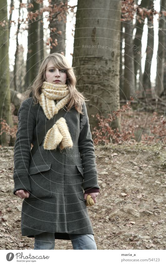 ein mädchen steht im walde, ganz still und stumm... Wald Baum Schal Winter kalt Einsamkeit Herbst grau Mantel dick verpackt anziehen Bekleidung blond Blatt