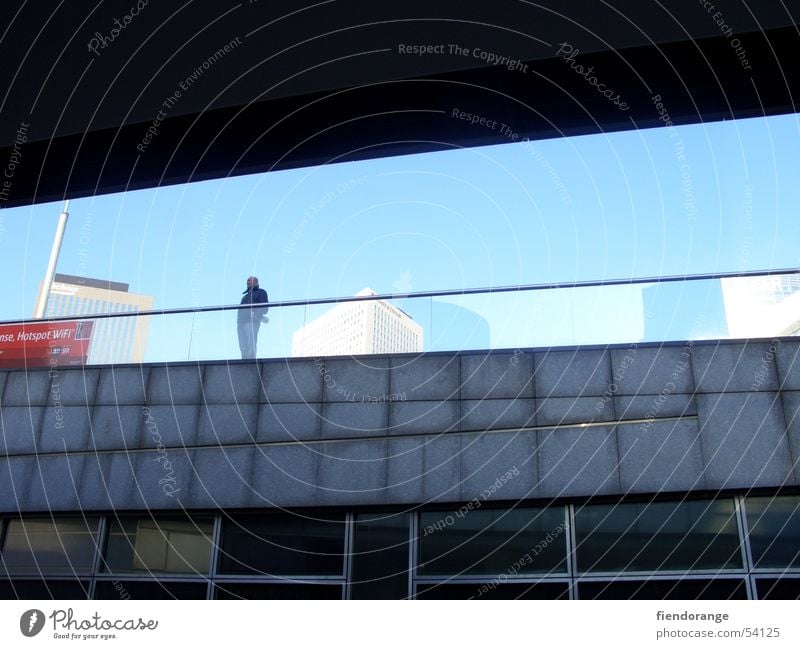 durchblick Einsamkeit stahlblau Zukunft Außenaufnahme Himmel modern Denken reflektion Stadt Architektur