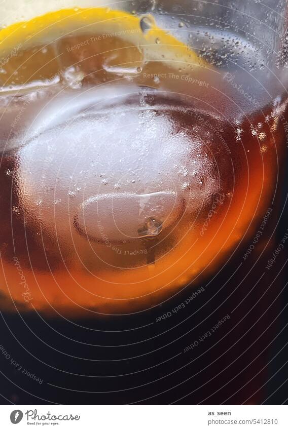 Cola auf Eis mit Zitrone Getränk Eiswürfel coca cola Kohlensäure Glas trinken kalt Erfrischung Sommer Erfrischungsgetränk Cocktail Limonade lecker Farbfoto