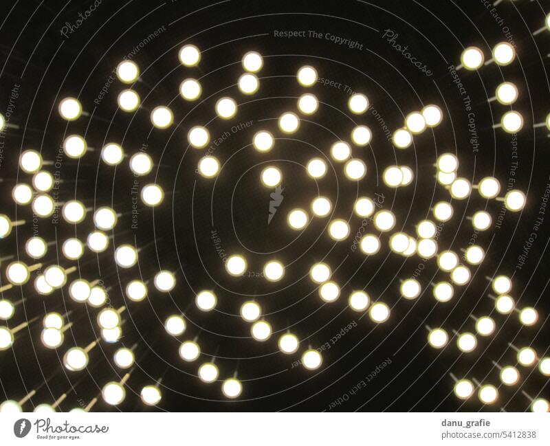 Verschwommene Lichtquellen gepunktet an der Decke/Abstrakt Lichtpunkte lichtquelle Beleuchtung unscharf abstrakt Unschärfe Lichter defokussiert verschwommen