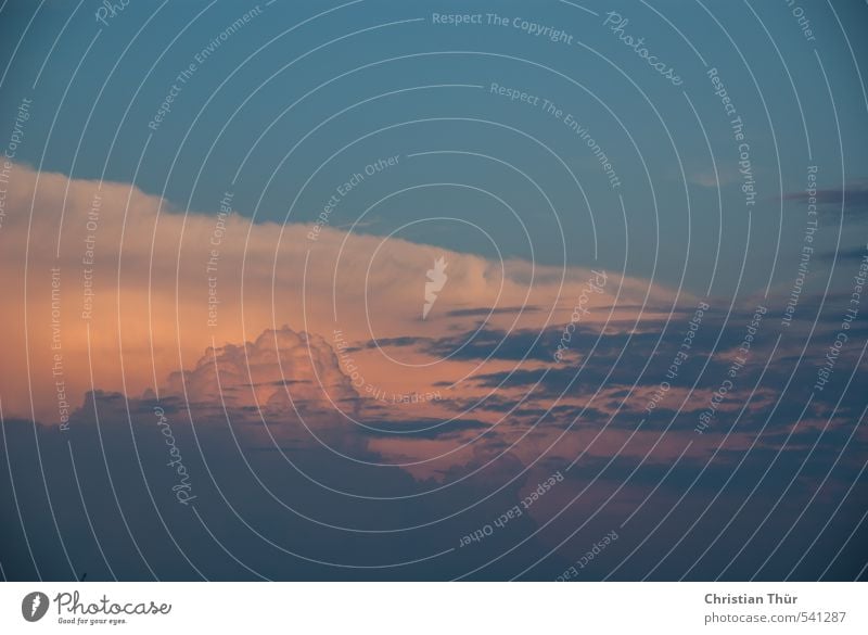 Wolken am Abendhimmel Umwelt Natur Urelemente Luft nur Himmel Horizont Sonnenaufgang Sonnenuntergang Sonnenlicht Schönes Wetter träumen Freundlichkeit