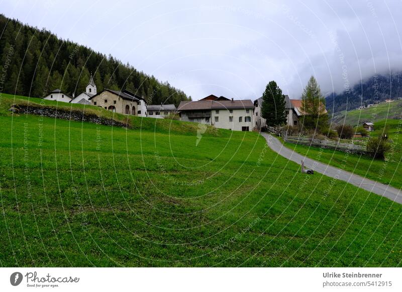 Schellen-Ursli Idylle Sur En Ardez Drehort Engadin Unterengadin Weiler Bergdorf Dorf gebäude Alpen Schweiz Berge u. Gebirge Landschaft Natur Wiese Wege & Pfade