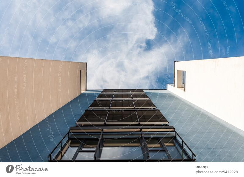 Modernes Gebäude Schönes Wetter wohnen Himmel Wolken Miete Wohnraum Bauwerk Immobilienmarkt Bürogebäude oben Moderne Architektur Business Bankgebäude hoch