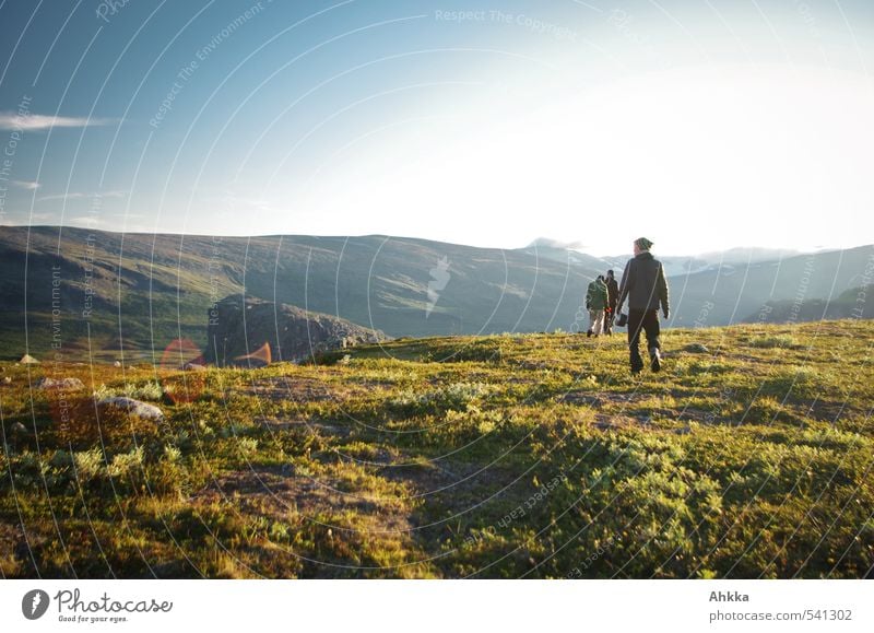 einfach loslaufen Ferien & Urlaub & Reisen Tourismus Ausflug Abenteuer Ferne Freiheit Berge u. Gebirge wandern maskulin Freundschaft Jugendliche Leben 3 Mensch