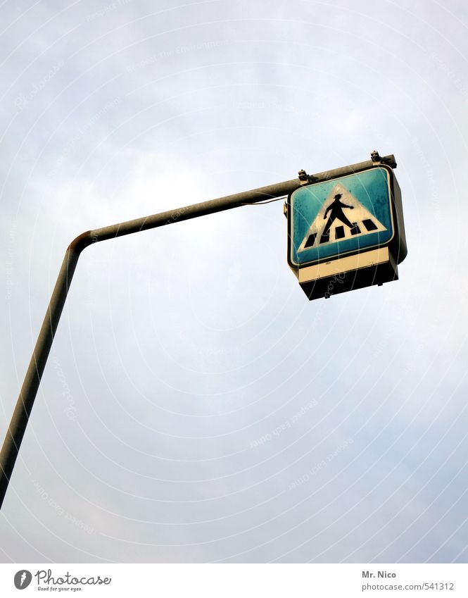 Der 7.Sinn Umwelt Himmel Wolken Straßenverkehr Fußgänger Verkehrszeichen Verkehrsschild hoch Fußgängerübergang Zebrastreifen Hinweisschild Blick nach oben