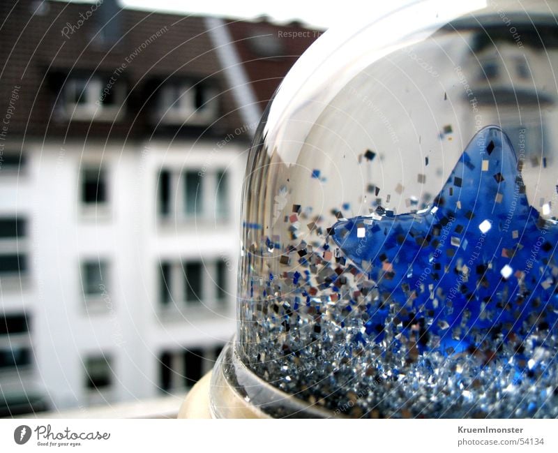 BlueStar Schneekugel Dach Haus glänzend Wolken dunkel Fenster blauer stern über den dächern spielgelung