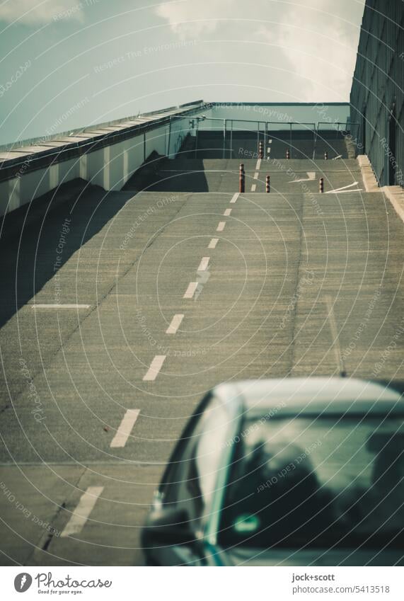 Schräge Ausfahrt aus dem Parkhaus Rampe Auffahrt Architektur Verkehrswege grau Auto Fahrbahnmarkierung Himmel Wolken Asphalt Windschutzscheibe Unschärfe Straße