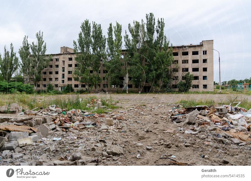 im Inneren einer zerstörten Schule in der Ukraine donezk Kherson kyiv Lugansk mariupol Russland Saporoschje aussetzen Verlassen attackieren bakhmut gesprengt