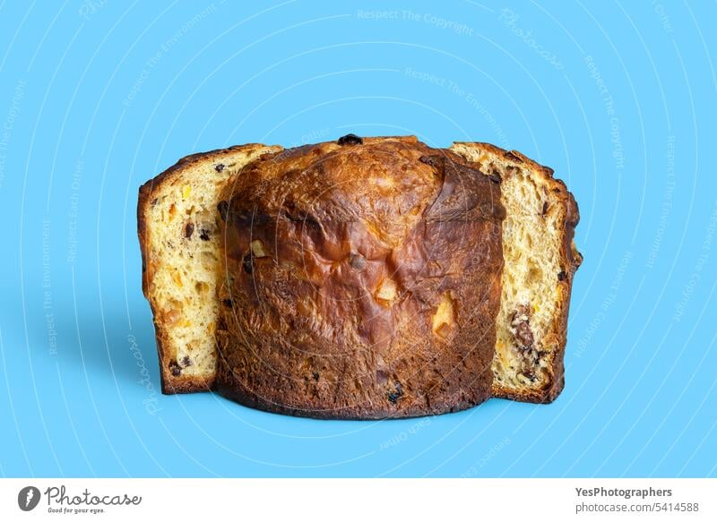 Panettone in Scheiben geschnitten, isoliert auf blauem Hintergrund. Hausgemachter Sauerteig-Panettone gebacken Brot hell braun Kuchen kandiert Feier Schokolade