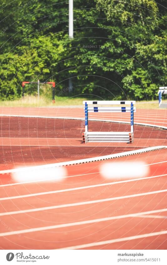 Hürdenrennen 6 7 Sport Tartanbahn Buchhaltung Aktivität Linien numerb laufen sieben sechs Sprint Bahn Leichtathletik