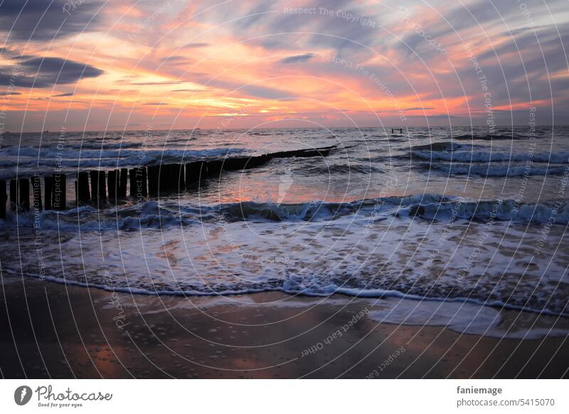 Sonnenuntergang an der Nordsee mit schöner Wolkenformation sonnenuntergang Strang Cadzand holländisch niederlande warme farben wolken wolkeninformation Meer